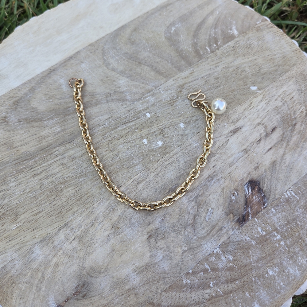 Elegant Gold Chain Bracelet with Pearl Charm - Picture 5 of 10